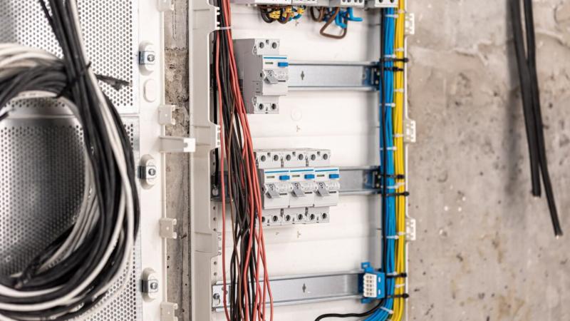 Painel QGBT: Como Escolher e Instalar o Melhor para Sua Residência