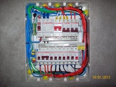 quadro de distribuição elétrica montado