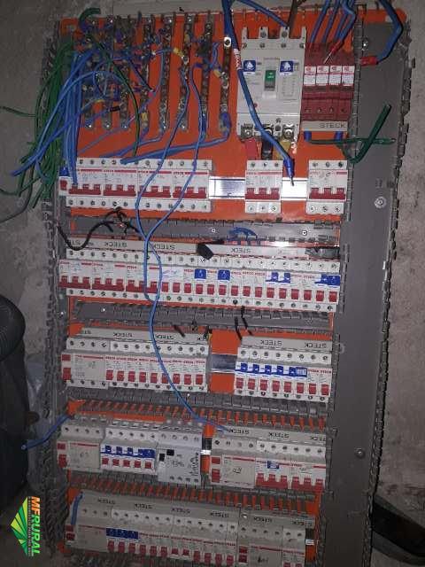 Quadro de distribuição com barramento