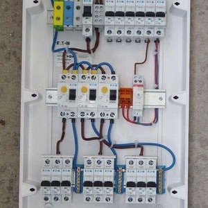 Quadro de distribuição com barramento Quadro de distribuição com barramento