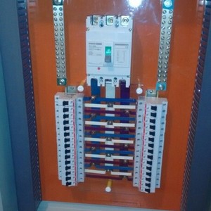 Quadro de distribuição elétrico com barramento Quadro de distribuição elétrico com barramento